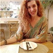 Ingeniosa y divertida pero calmada y paciente. Daría clase a niños con TDAH y TDA